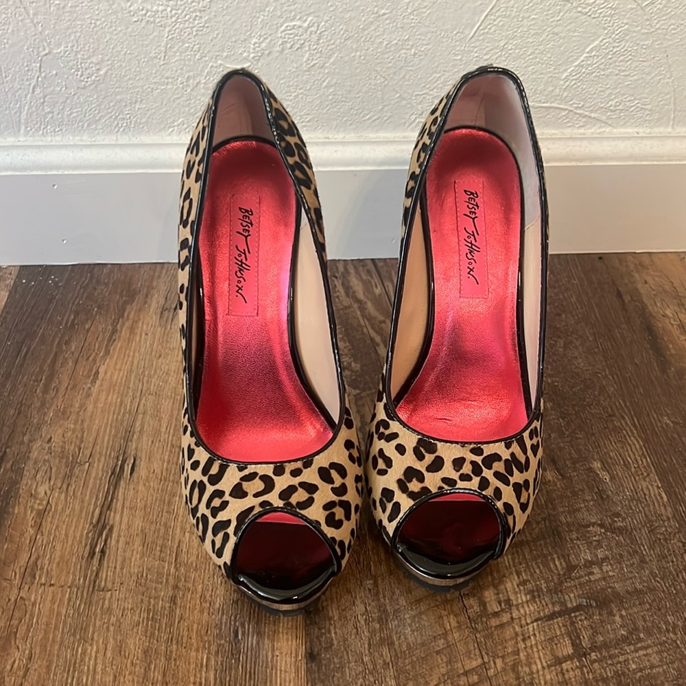 NWT Betsey Johnson Cheetah Heels 7